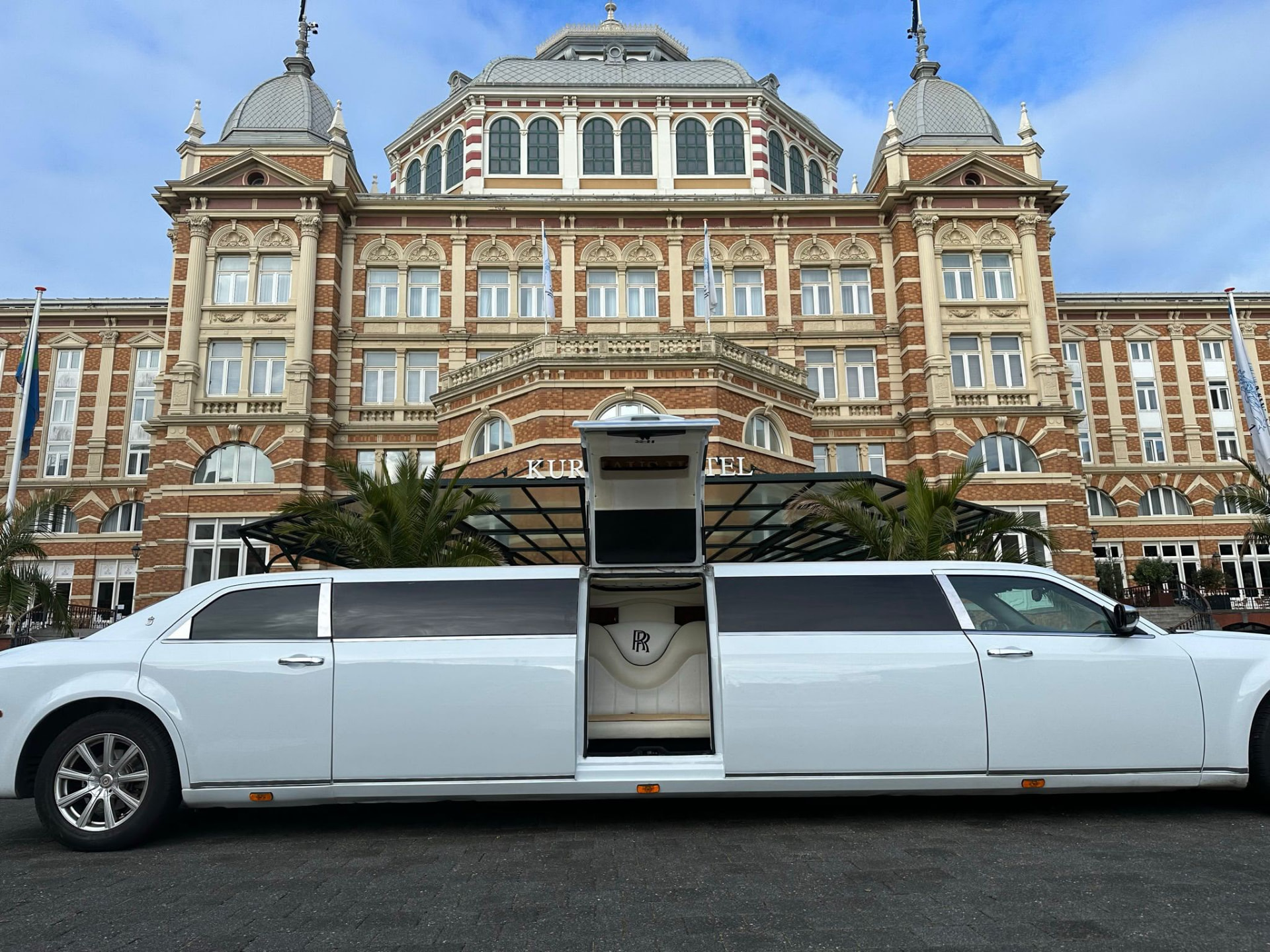 Witte Rolls Royce stretch limousine huren in Rotterdam